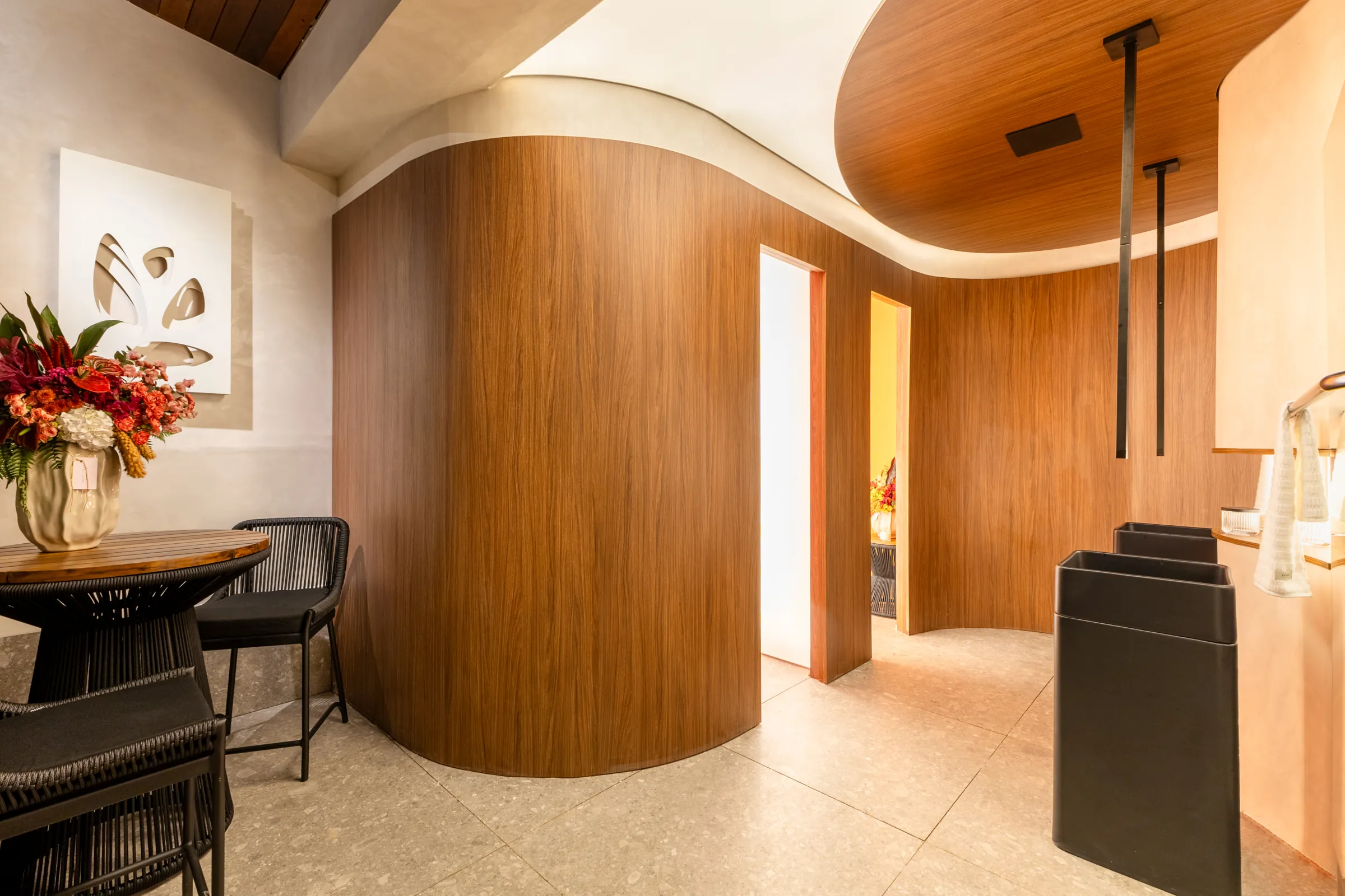 EntreMarés, Casacor Paraná 2026: percurso curvo em madeira com forro iluminado