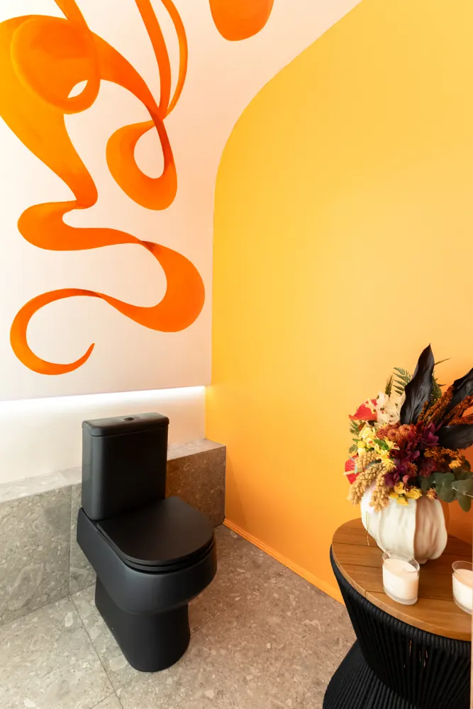 Lavabo com painel pintado em laranja