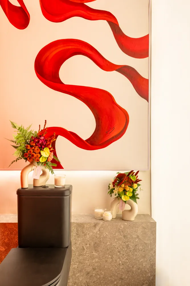Detalhe do painel vermelho com vasos e velas
