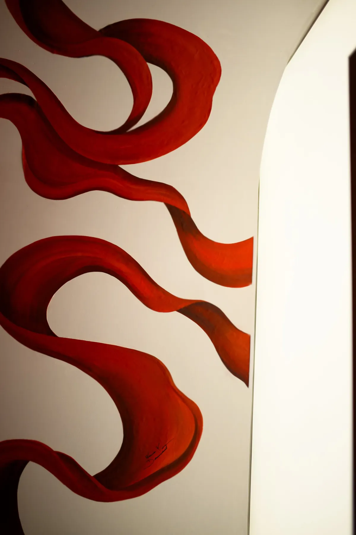 Mural vermelho executado no sanitário