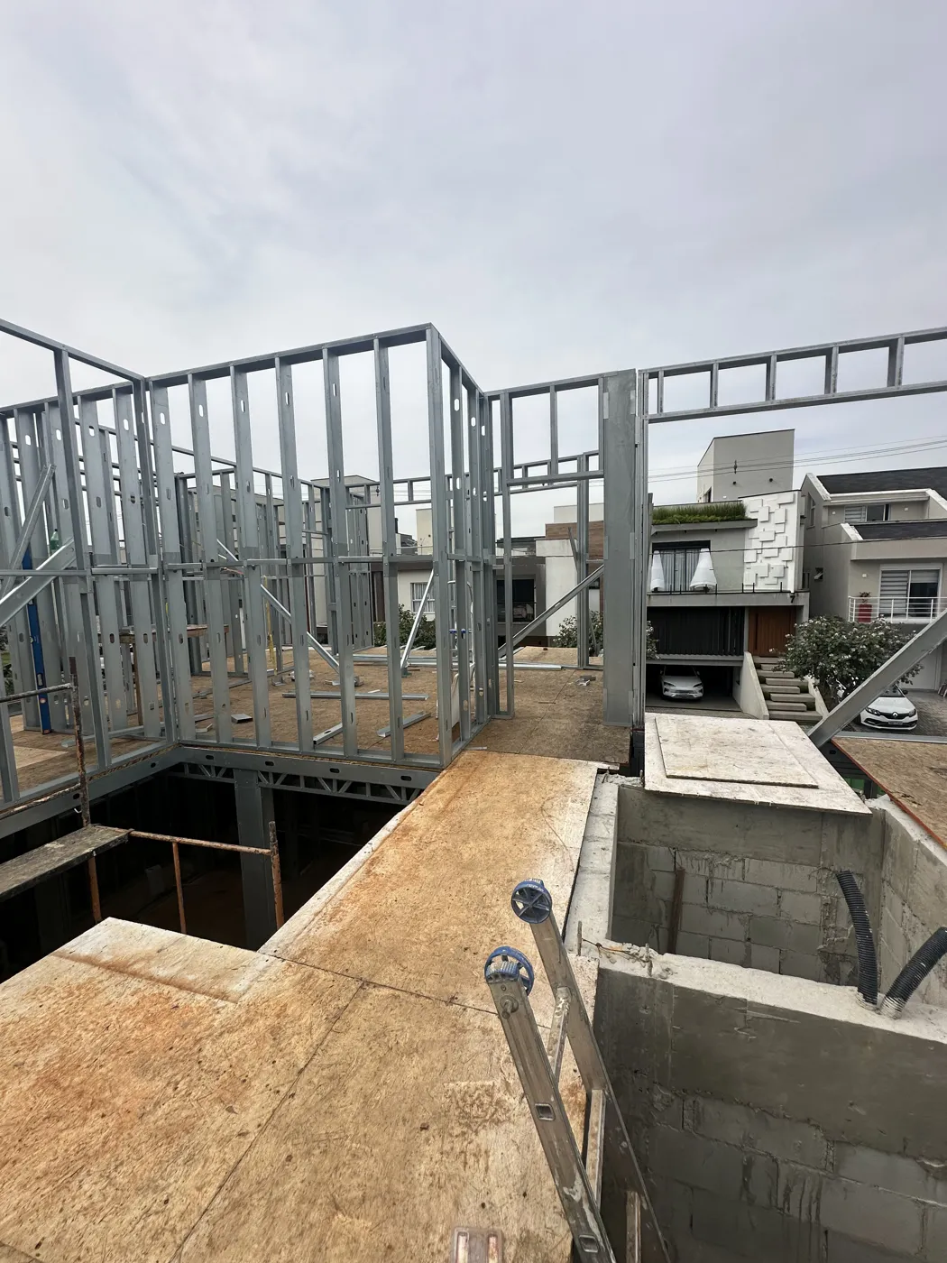 Pavimento superior com painéis estruturais e piso em OSB