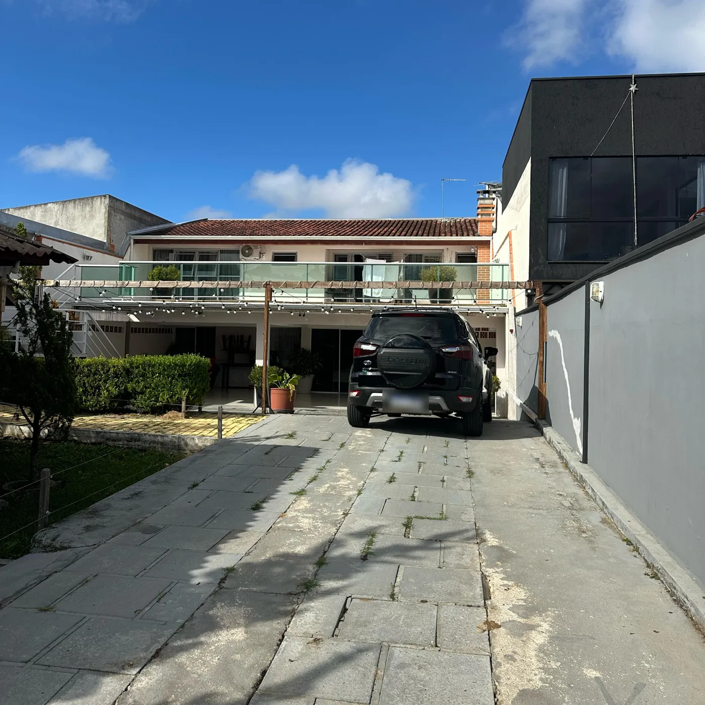 Pineville 950 antes: casa original com telhado cerâmico e guarda-corpo de vidro
